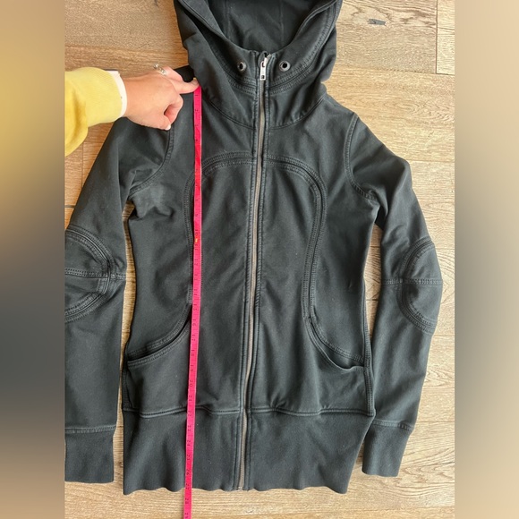 Lululemon Zip up Hoodie, size Medium, Black. Longer body style - Picture 5 of 5